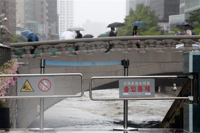 서울을 비롯한 수도권에 호우주의보가 내려진 29일 서울 중구 청계천이 출입통제돼 있다. 2023.6.29. 뉴스1