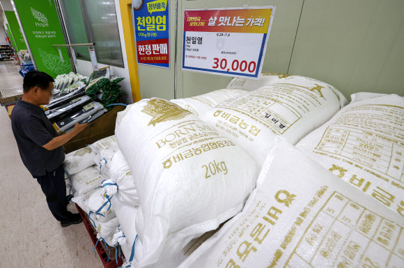 정부가 천일염 비축분 공급을 시작한 29일 오전 서울 시내 한 대형마트에서 정부 비축 천일염을 판매하고 있다. 해양수산부는 천일염 가격 안정을 위해 이날부터 다음달 11일까지 정부 비축 천일염을 전국 마트와 전통시장에 최대 400t 공급한다. 2023.6.29 연합뉴스