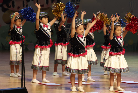 29일 오후 부산 해운대구 벡스코 오디토리움에서 열린 부산 119 소방 동요경연대회에서 어린이들이 율동과 함께 동요를 부르고 있다. 2023.6.29  연합뉴스