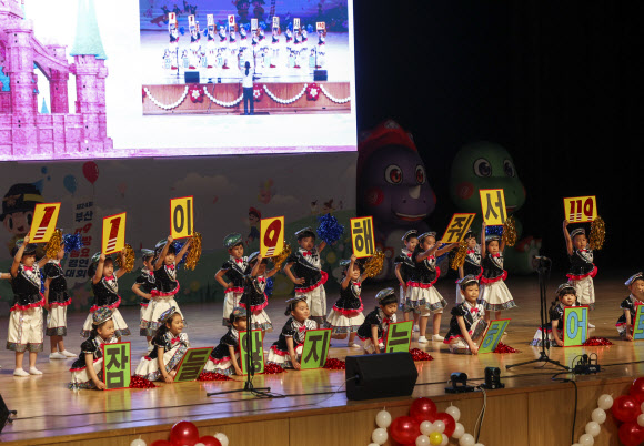 29일 오후 부산 해운대구 벡스코 오디토리움에서 열린 부산 119 소방 동요경연대회에서 어린이들이 율동과 함께 동요를 부르고 있다. 2023.6.29  연합뉴스