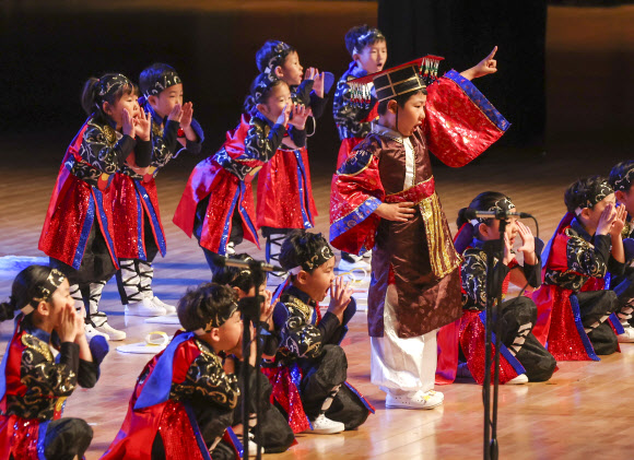 29일 오후 부산 해운대구 벡스코 오디토리움에서 열린 부산 119 소방 동요경연대회에서 어린이들이 율동과 함께 동요를 부르고 있다. 2023.6.29  연합뉴스