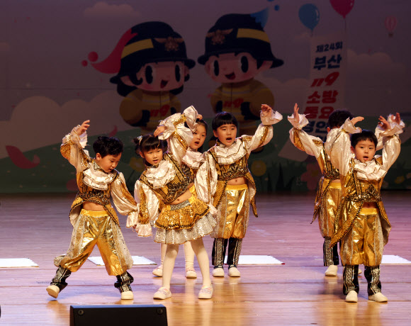 29일 오후 부산 해운대구 벡스코 오디토리움에서 열린 부산 119 소방 동요경연대회에서 어린이들이 율동과 함께 동요를 부르고 있다. 2023.6.29  연합뉴스