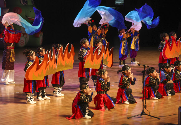 29일 오후 부산 해운대구 벡스코 오디토리움에서 열린 부산 119 소방 동요경연대회에서 어린이들이 율동과 함께 동요를 부르고 있다. 2023.6.29  연합뉴스
