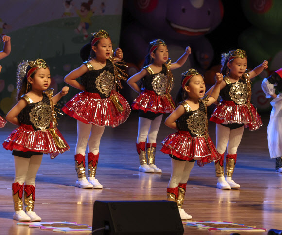 29일 오후 부산 해운대구 벡스코 오디토리움에서 열린 부산 119 소방 동요경연대회에서 어린이들이 율동과 함께 동요를 부르고 있다. 2023.6.29  연합뉴스