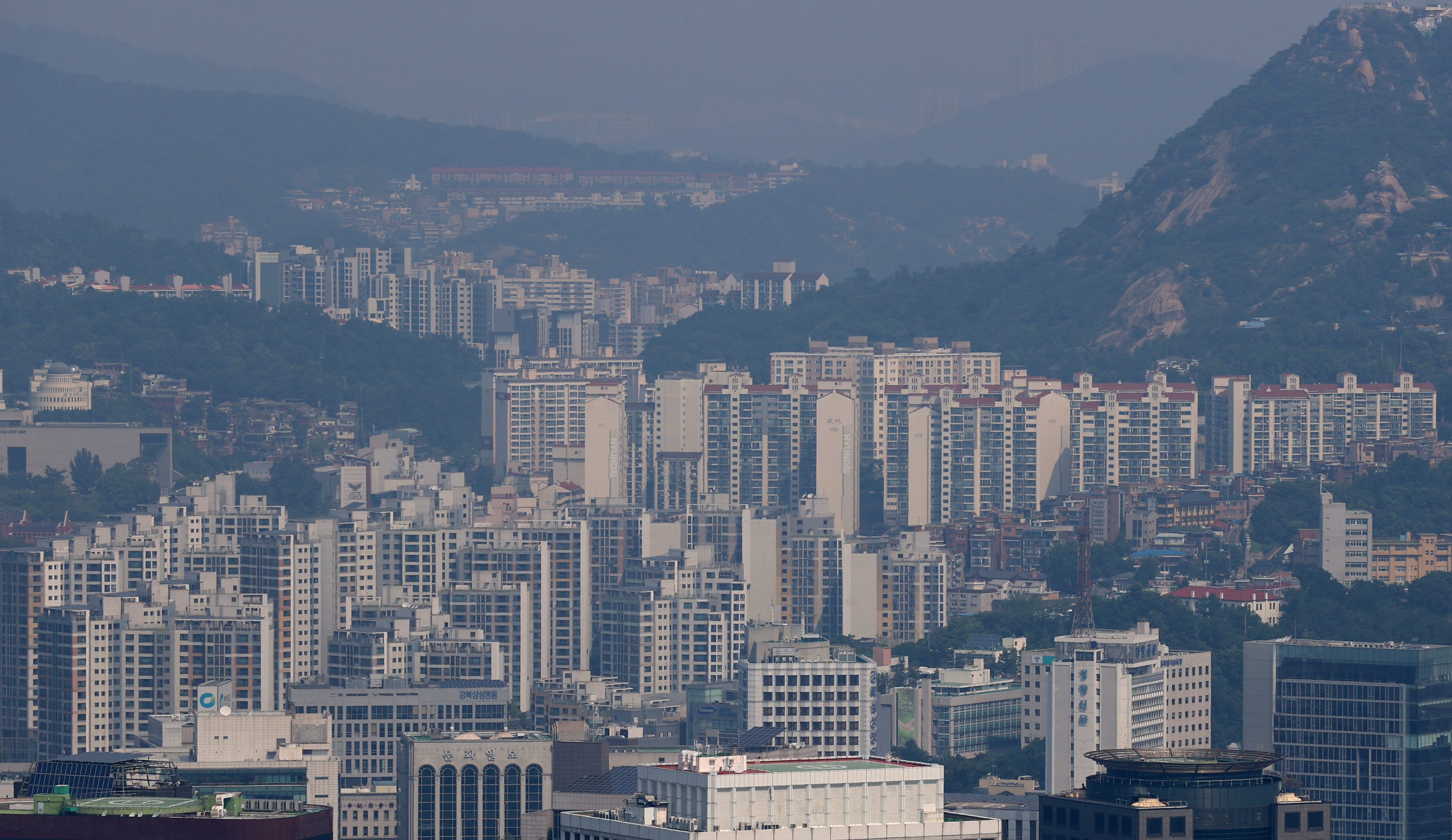 전국의 아파트값 하락세가 60주 만에 멈췄다. 사진은 25일 오전 남산에서 바라본 서울 시내 아파트. 2023.6.25 연합뉴스