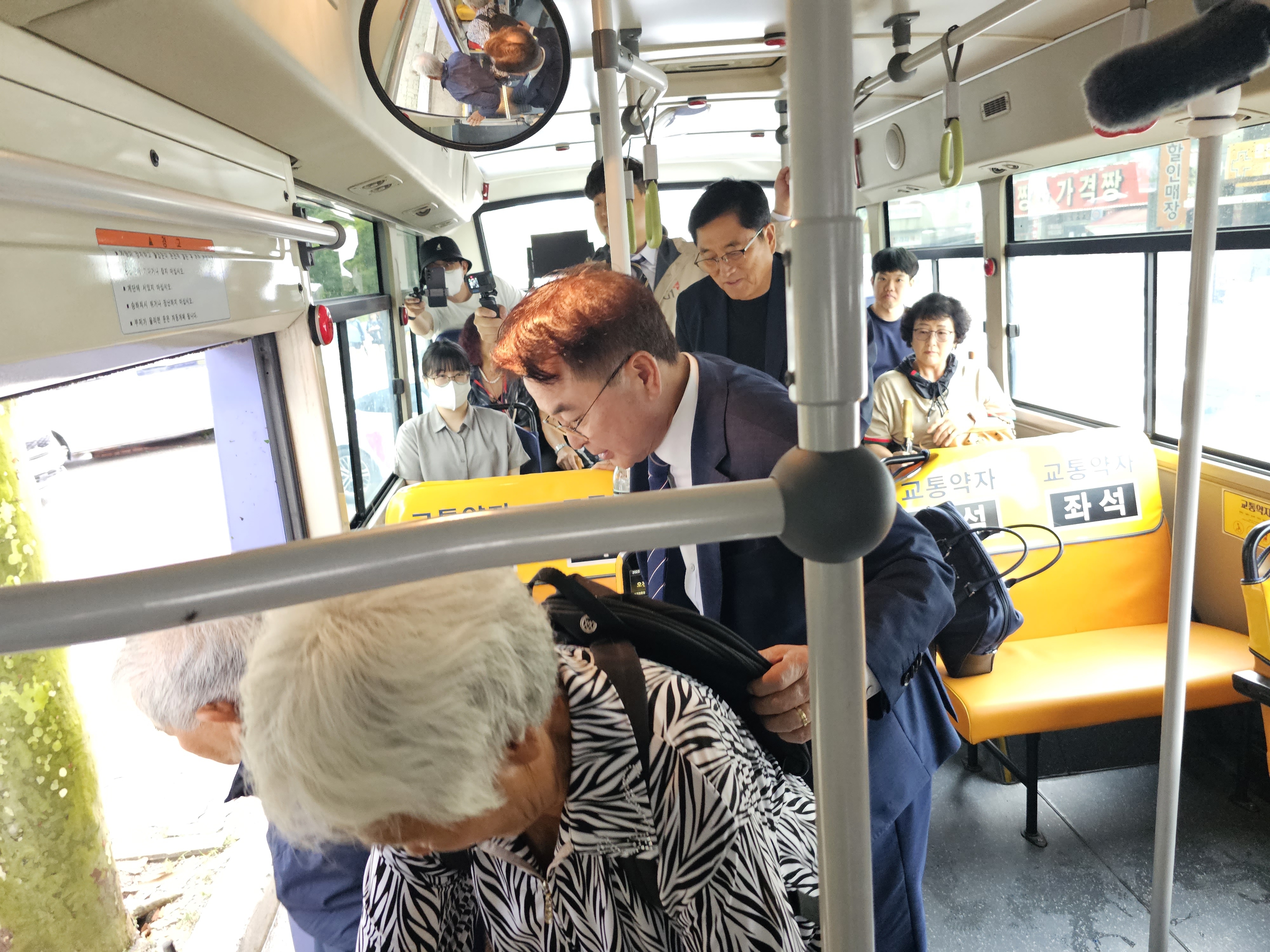육동한 강원 춘천시장은 30일 마을버스를 타고 운행 현황을 점검했다. 춘천시 제공