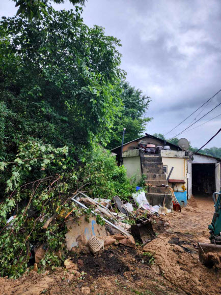 30일 산사태로 토사가 유입된 경북 영주시 상망동 한 주택 모습. 산사태로 주택이 토사에 매몰되며 14개월 여아가 숨졌다. 2023.6.30. 연합뉴스
