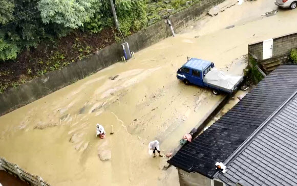 밤사이 경북 영주에 171.3㎜의 물폭탄이 쏟아진 30일 오전 영주동 영광여고 일대가 침수돼 있다. 2023.6.30. 연합뉴스