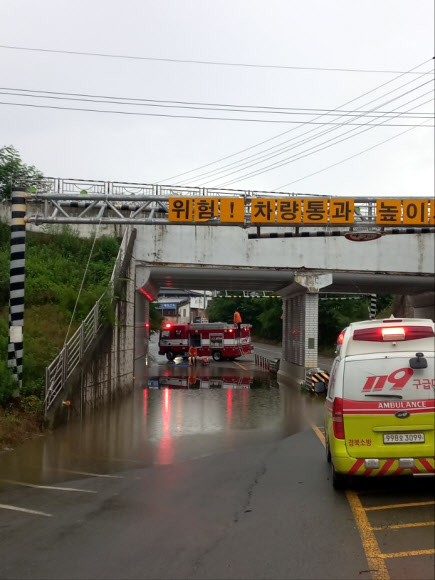 30일 오전 소방 당국이 밤사이 많은 비가 내린 경북 의성군 금성면 산운리 도로가 침수돼 통제하고 있다. 2023.6.30. 경북도소방본부 제공