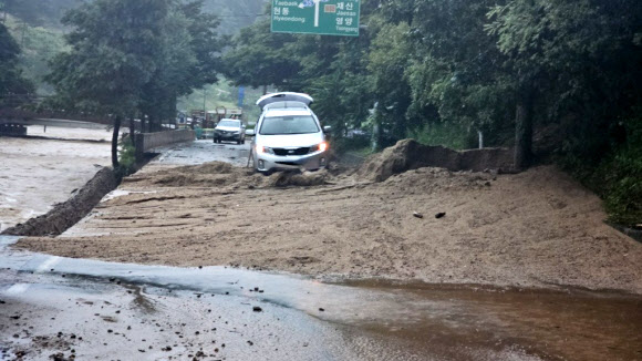 30일 오전 7시께 경북 봉화군 명호면에서 호우로 토사가 유입돼 도로 통행이 제한됐다. 2023.6.30. 경북도소방본부 제공