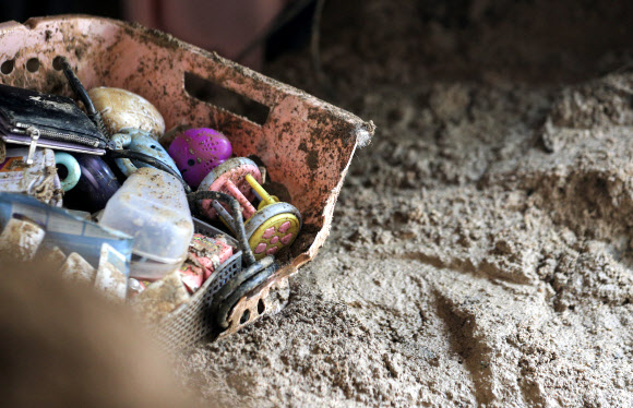 30일 경북 영주시 상망동 주택 매몰 현장에서 집기들이 진흙에 파손돼 있다. 2023.6.30 연합뉴스