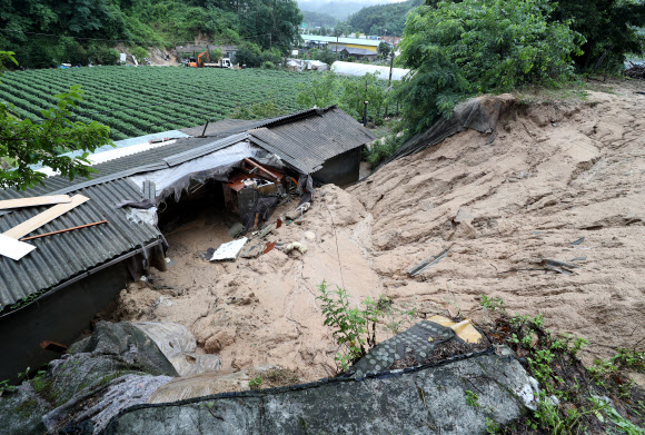 30일 경북 영주시 상망동에서 산사태로 매몰된 주택 지붕이 뚫린채 복구를 기다리고 있다. 2023.6.30 연합뉴스