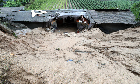 30일 경북 영주시 상망동에서 산사태로 매몰된 주택 지붕이 뚫린채 복구를 기다리고 있다. 2023.6.30 연합뉴스