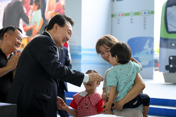 윤석열 대통령이 30일 경기 고양시 어울림누리 별무리경기장에서 열린 ‘서해선 대곡-소사 복선전철’ 개통 기념식에서 시민들과 함께 개통 기념 버튼을 누른 뒤 어린이와 대화하고 있다. 2023.6.30. 대통령실 제공