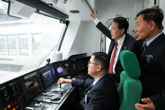 윤석열 대통령이 30일 경기 부천 원종역에서 고양 대곡역까지 서해선 대곡-소사 복선전철을 시승하며 기관사실에서 개통 구간에 대한 설명을 듣고 있다. 2023.6.30. 대통령실 제공