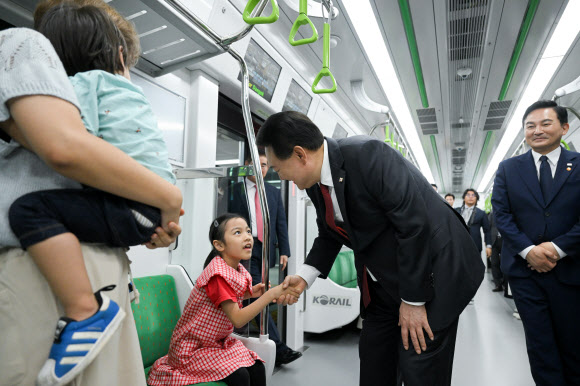 윤석열 대통령이 30일 경기 부천 원종역에서 서해선 대곡-소사 복선전철을 시승하며 어린이와 인사를 나누고 있다. 2023.6.30. 대통령실 제공