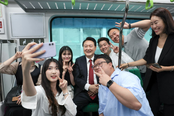 윤석열 대통령이 30일 서해선 대곡-소사 복선전철 개통 기념식에 참석하기 전 부천 원종역에서 고양 대곡역 구간까지 전동차를 시승하며 지역 주민들과 사진을 찍고 있다. 2023.6.30. 대통령실 제공