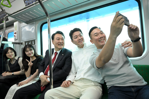 윤석열 대통령이 30일 서해선 대곡-소사 복선전철 개통 기념식에 참석하기 전 부천 원종역에서 고양 대곡역 구간까지 전동차를 시승하며 지역 주민들과 사진을 찍고 있다. 2023.6.30. 대통령실 제공