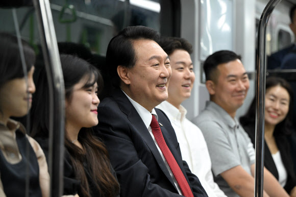 윤석열 대통령이 30일 서해선 대곡-소사 복선전철 개통 기념식에 참석하기 전 부천 원종역에서 고양 대곡역 구간까지 전동차를 시승하고 있다. 2023.6.30. 대통령실 제공