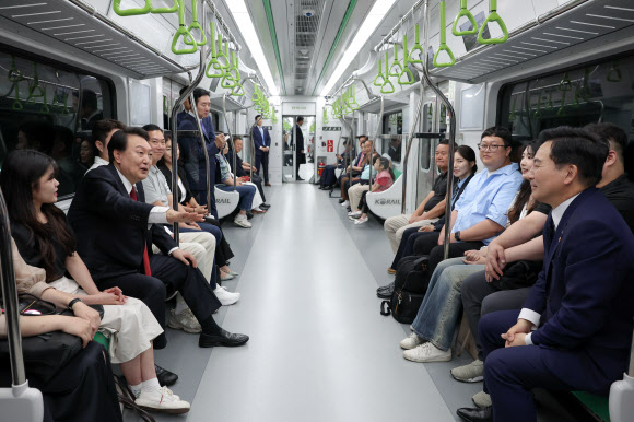 윤석열 대통령이 30일 서해선 대곡-소사 복선전철 개통 기념식에 참석하기 전 부천 원종역에서 고양 대곡역 구간까지 전동차를 시승하며 시민들과 대화하고 있다. 2023.6.30. 대통령실 제공