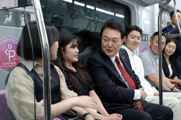 윤석열 대통령이 30일 서해선 대곡-소사 복선전철 개통 기념식에 참석하기 전 부천 원종역에서 고양 대곡역 구간까지 전동차를 시승하며 시민들과 대화하고 있다. 2023.6.30. 대통령실 제공