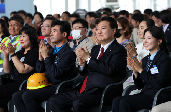 윤석열 대통령이 30일 경기 고양시 어울림누리 별무리경기장에서 열린 ‘서해선 대곡-소사 복선전철’ 개통 기념식에서 축하 박수를 치고 있다. 2023.6.30 연합뉴스