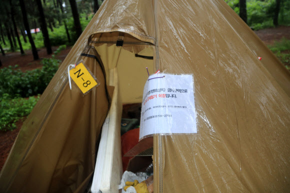 30일 오후 제주시 협재해수욕장과 금능해수욕장에 사이에 방치된 텐트 내부가 어지럽다. 제주시는 이날 협재·금능 해수욕장 야영장 내 알박기 텐트를 모두 철거하고 시민과 관광객이 효율적으로 사용할 수 있도록 7월 1일부터 8월 31일까지 지역 청년회에 위탁해 한시적으로 유료 운영한다는 방침이다. 2023.6.30 연합뉴스
