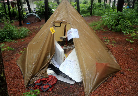 30일 오후 제주시 협재해수욕장과 금능해수욕장에 사이에 방치된 텐트 내부가 어지럽다. 제주시는 이날 협재·금능 해수욕장 야영장 내 알박기 텐트를 모두 철거하고 시민과 관광객이 효율적으로 사용할 수 있도록 7월 1일부터 8월 31일까지 지역 청년회에 위탁해 한시적으로 유료 운영한다는 방침이다. 2023.6.30 연합뉴스