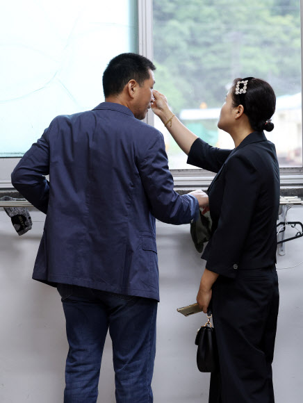 전남 화순탄광이 폐광한 30일 오전 전남 화순군 동면 대한석탄공사 화순광업소에서 종업식을 앞둔 한 광부 가족이 아쉬움을 달래고 있다. 2023.6.30 연합뉴스