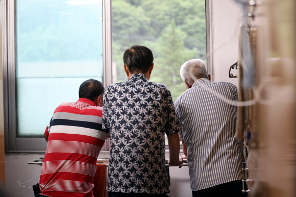 전남 화순탄광이 폐광한 30일 오전 전남 화순군 동면 대한석탄공사 화순광업소에서 종업식을 앞둔 한 광부들이 창문 넘어에 있는 탄광을 바라보고 있다. 2023.6.30 연합뉴스