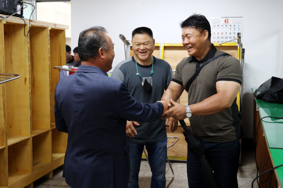 전남 화순탄광이 폐광한 30일 오전 전남 화순군 동면 대한석탄공사 화순광업소에서 광부들이 동료들과 인사를 나누고 있다. 2023.6.30 연합뉴스