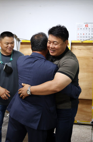 전남 화순탄광이 폐광한 30일 오전 전남 화순군 동면 대한석탄공사 화순광업소에서 광부들이 동료들과 인사를 나누고 있다. 2023.6.30 연합뉴스