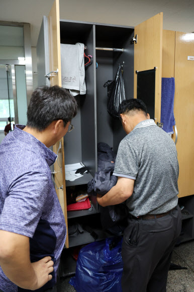 전남 화순탄광이 폐광한 30일 오전 전남 화순군 동면 대한석탄공사 화순광업소에서 한 광부가 사물함에 있는 짐을 정리하고 있다. 2023.6.30 연합뉴스