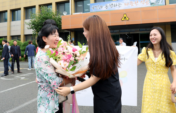 전남 화순탄광이 폐광한 30일 오전 전남 화순군 동면 대한석탄공사 화순광업소에서 근로자가 가족들에게 꽃다발을 받고 있다. 2023.6.30 연합뉴스