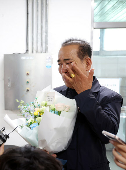 전남 화순탄광이 폐광한 30일 오전 전남 화순군 동면 대한석탄공사 화순광업소에서 한 광부가 가족들이 전해준 꽃다발을 들고 눈물을 흘리고 있다. 2023.6.30 연합뉴스