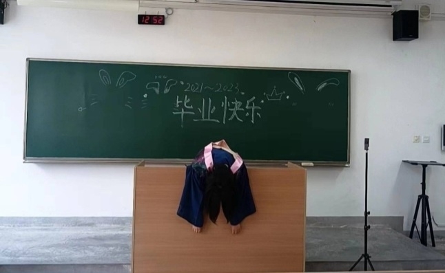 사상 최악의 취업난을 맞은 중국 대학생 사이에서 신세를 비관하는 모습의 ‘시체 졸업사진’이 유행 중이다. SNS 캡처