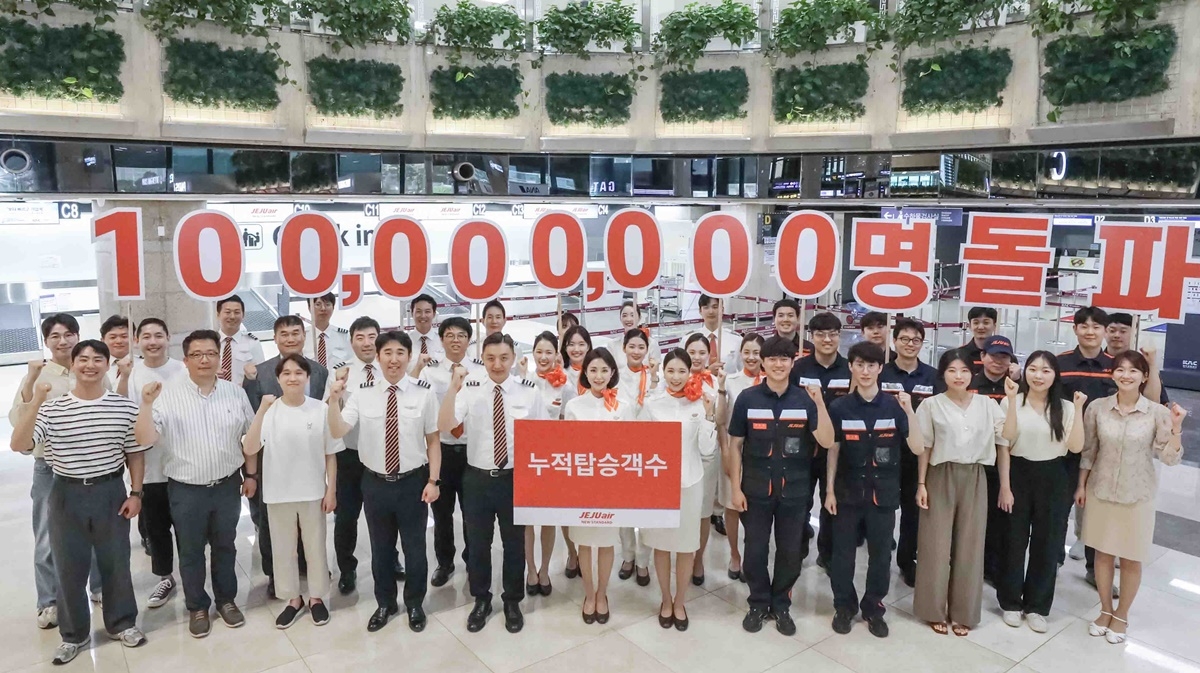 2일 제주항공 임직원들이 김포국제공항 국제선에서 누적 탑승객 1억명 돌파를 자축하고 있다. 제주항공은 취항 17년 만인 이날 누적 탑승객 1억명을 돌파했다. 제주항공 제공