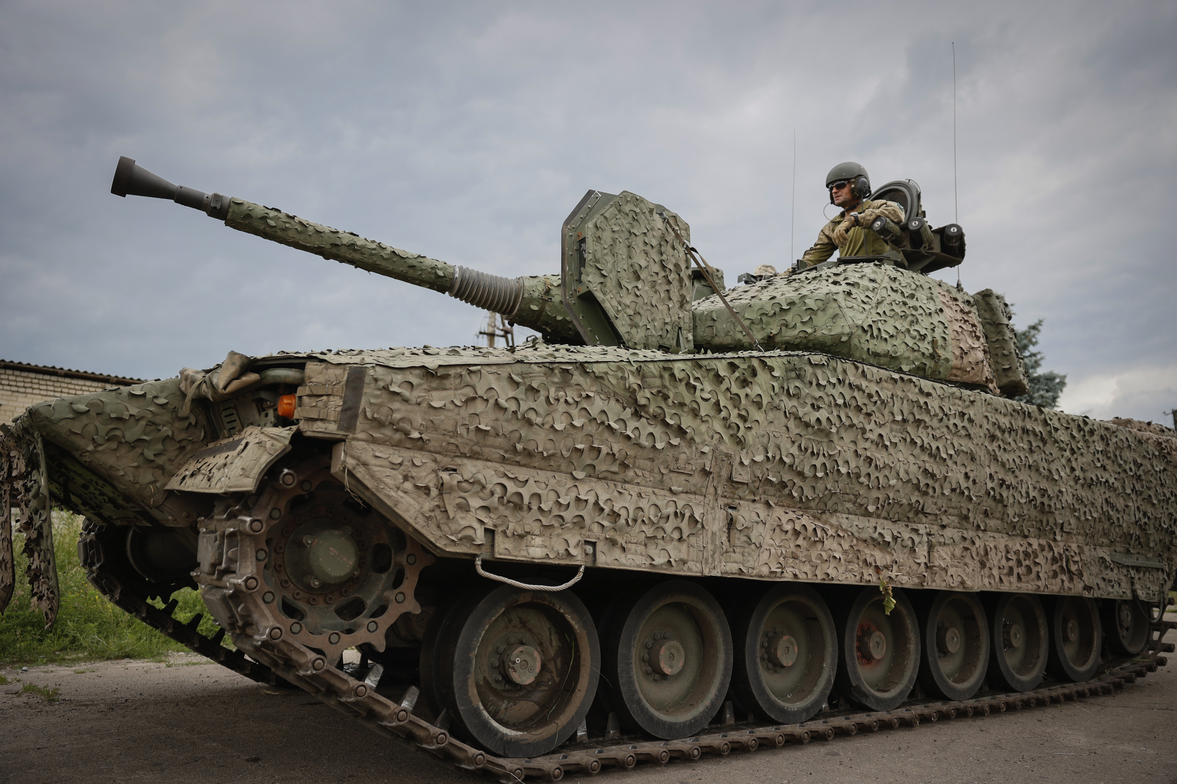 스웨덴 IFV CV90 탑승한 우크라이나 군인