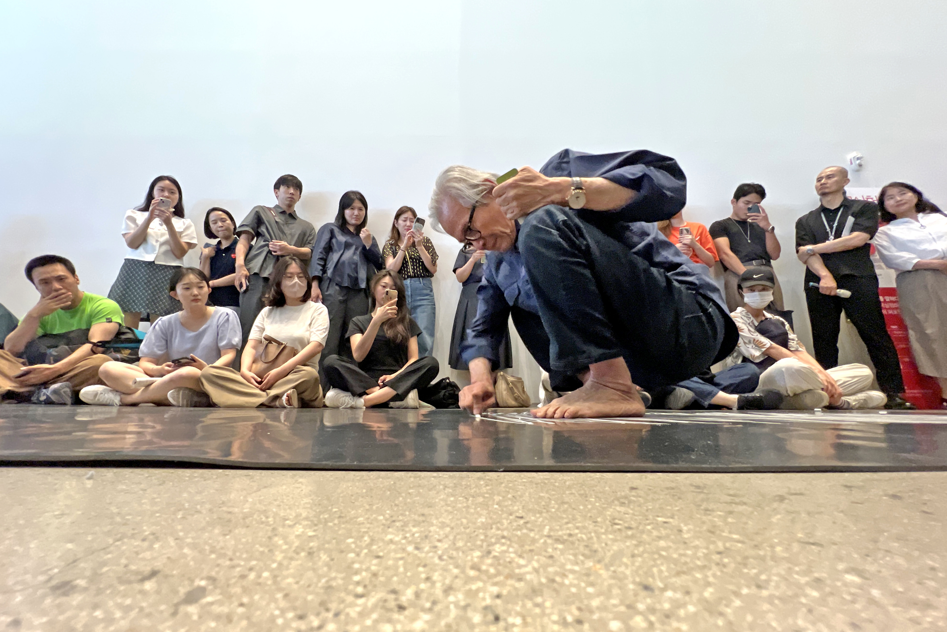 국내 실험미술의 거장인 이건용 작가가 28일 오후 서울 삼청동 국립현대미술관에서 ‘달팽이 걸음’ 퍼포먼스를 하고 있다.  뉴시스