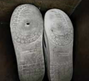 기초생활보장 수급을 신청했다가 소득인정액 기준을 넘었다는 이유로 거절당한 이주 여성 응우엔 티 흐엉(가명)씨의 집 신발장에 구멍 난 신발이 놓여 있다. 본인 제공