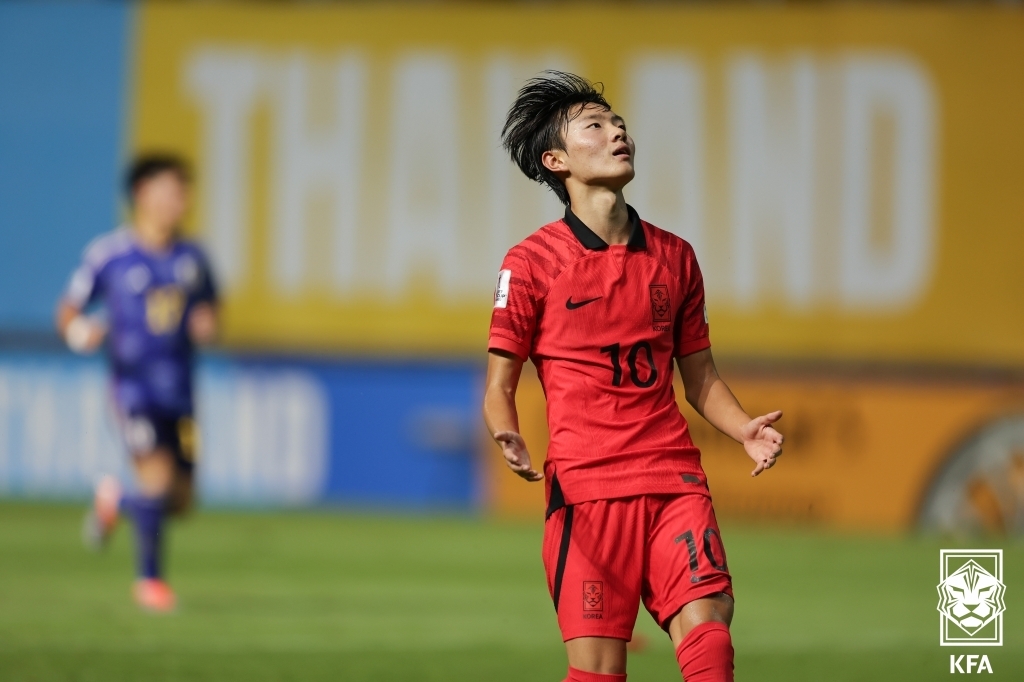 17세 이하(U17) 한국 축구 대표팀의 진태호가 2일 태국 빠툼타니 스타디움에서 열린 U17 아시안컵 결승전에서 일본 골대를 향해 한 슛이 빗나가자 아쉬워하고 있다. 대한축구협회 제공