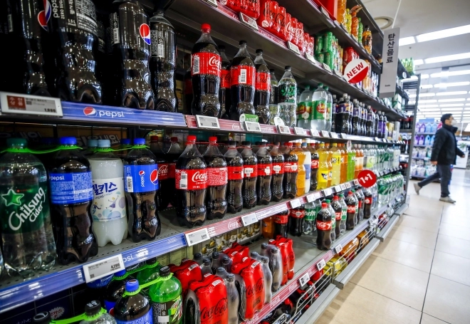 서울시내 대형마트에 콜라가 진열되어 있다. 기사와 관련 없음. 2023.01.02. 뉴시스