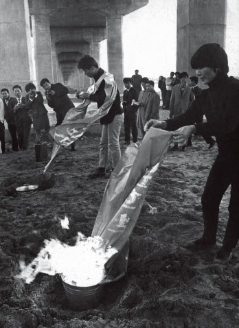 강국진·정강자·정찬승 작가가 1968년 제2한강교 아래 강변에서 벌인 퍼포먼스 ‘한강에서의 타살’ 장면. 국립현대미술관 제공