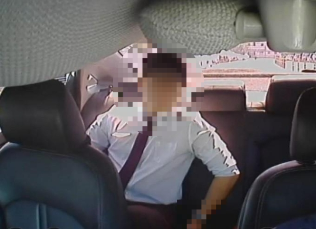 택시요금을 지불하지 않고 달아난 남성이 찍힌 택시 블랙박스 영상. (온라인 커뮤니티) 연합뉴스