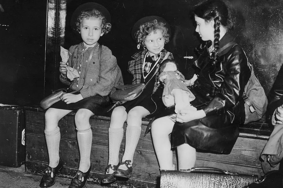 80년 이상 ‘세 어린 소녀들’로만 알려진 사진. 이제야 우리는 왼쪽부터 루스와 잉게 아다메츠 자매, 한나 콘이란 사실을 알게 됐다. AFP 자료사진