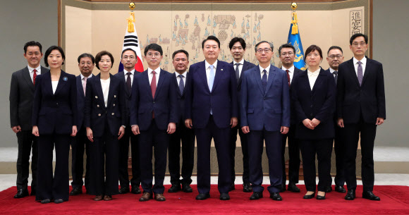 윤석열 대통령이 3일 오전 서울 용산 대통령실 청사에서 열린 신임 차관 임명장 수여식을 마친 뒤 기념촬영하고 있다. 2023.07.03 뉴시스