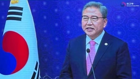 박진 외교부 장관이 3일 중국 산둥성 칭다오에서 열린 한중일 협력 국제포럼에서 영상 축사를 하고 있다. 펑파이 캡처