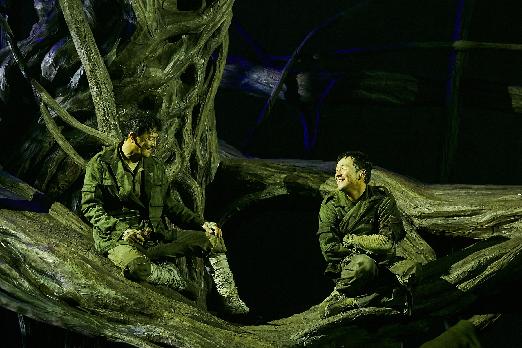 ‘나무 위의 군대’는 거대한 나무 위에서 펼쳐지는 두 군인의 이야기를 그렸다. 엠피앤컴퍼니 제공