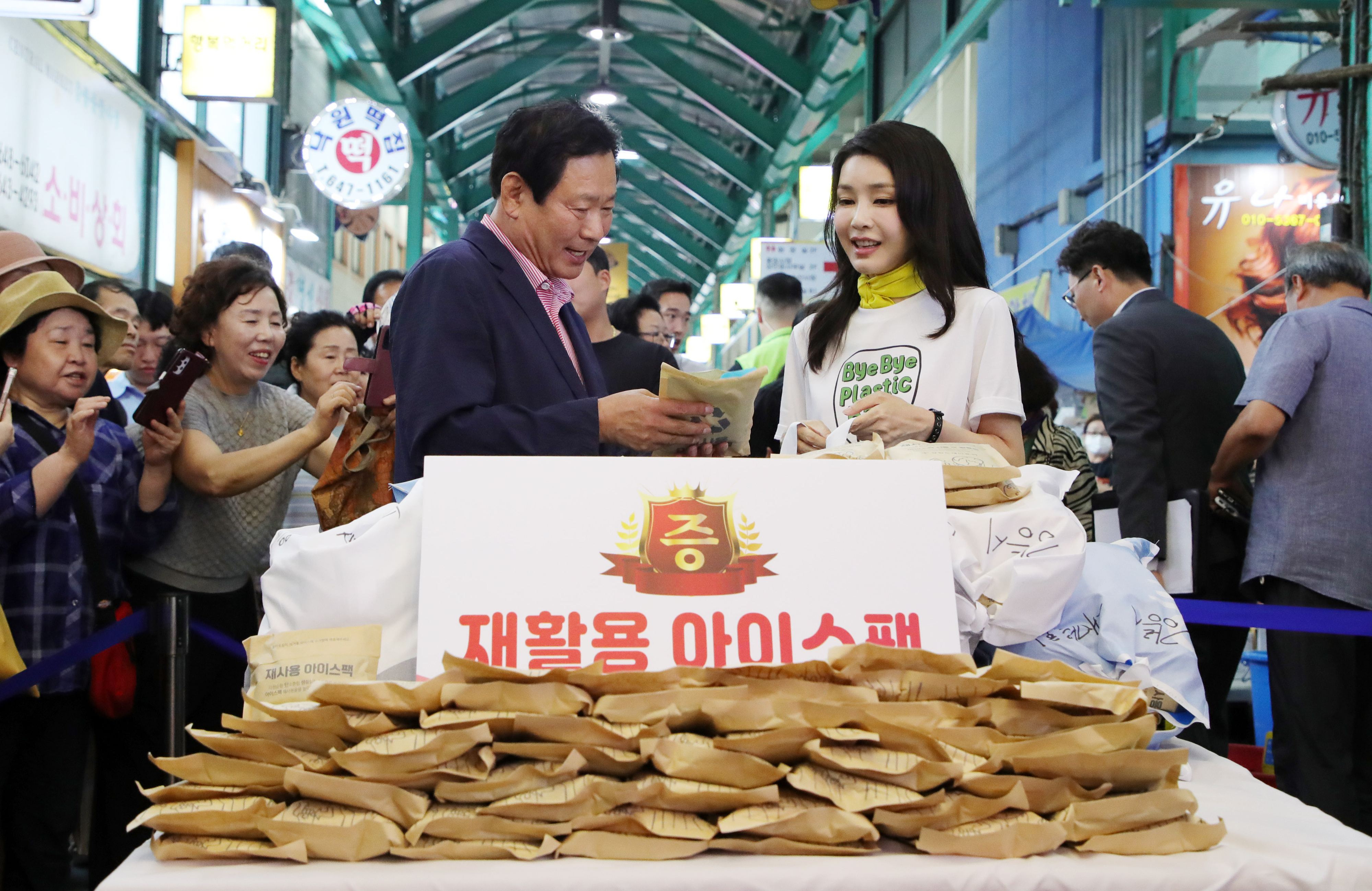 김건희 여사가 3일 오후 강원도 강릉시 중앙·성남시장을 방문해 재사용 아이스팩을 최영철 상인회장에게 전달하고 있다. 2023.7.3 연합뉴스