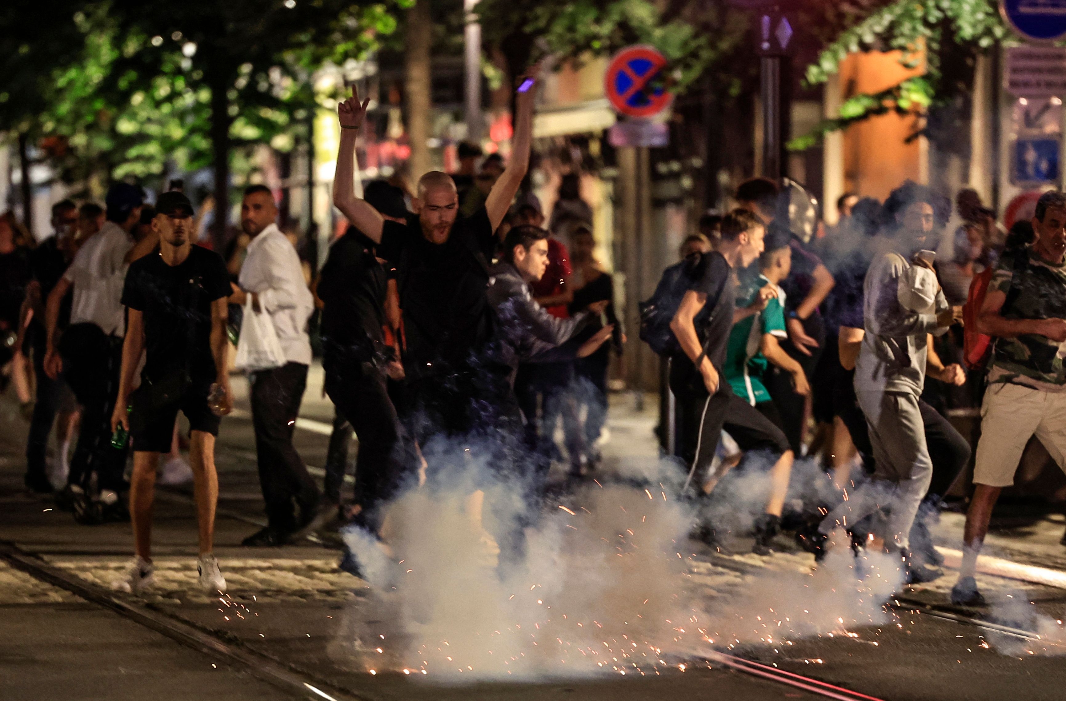 2일(현지시간) 프랑스 남동부 니스의 거리에서 경찰의 연막탄을 시위대들이 피하고 있다. 프랑스 전역 220개 도시에서 대부분 미성년자인 시위자들은 차량에 불을 지르는 등 경찰과 충돌했다. 니스 AFP 연합뉴스